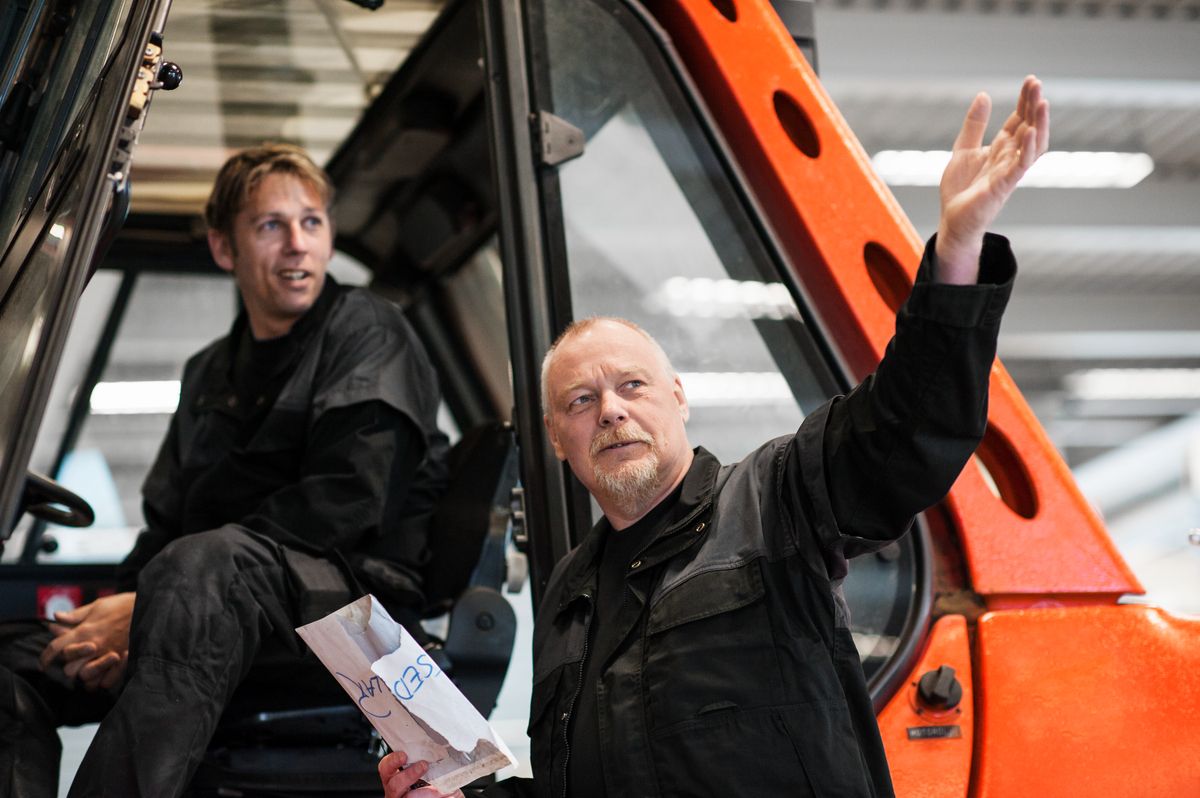 Två män i samtal på en arbetsplats