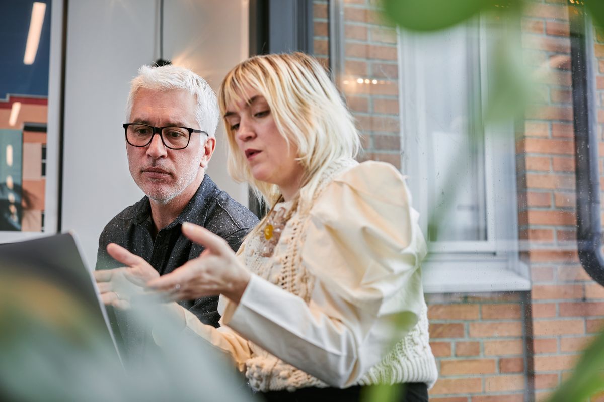 Två terapeuter som provar labbet tillsammans på en bärbar dator