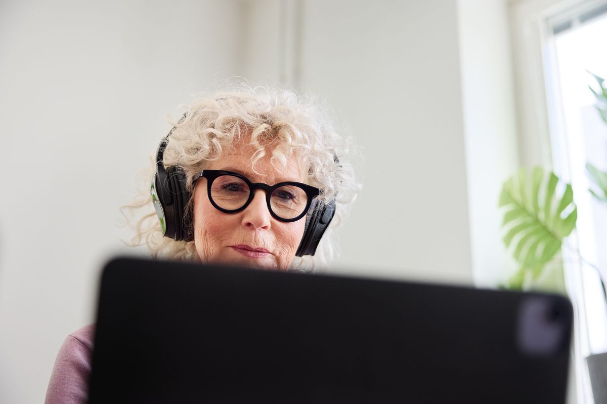 A woman with a headset in a conversation on screen